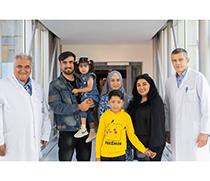 10-jähriger Omar mit Familie und den behandelnden Ärzten.